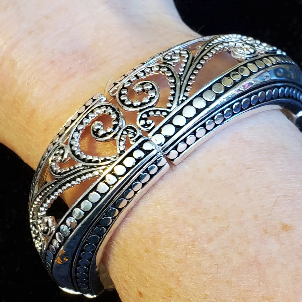 Fashion Leader silvertone scroll stretch bangle bracelet